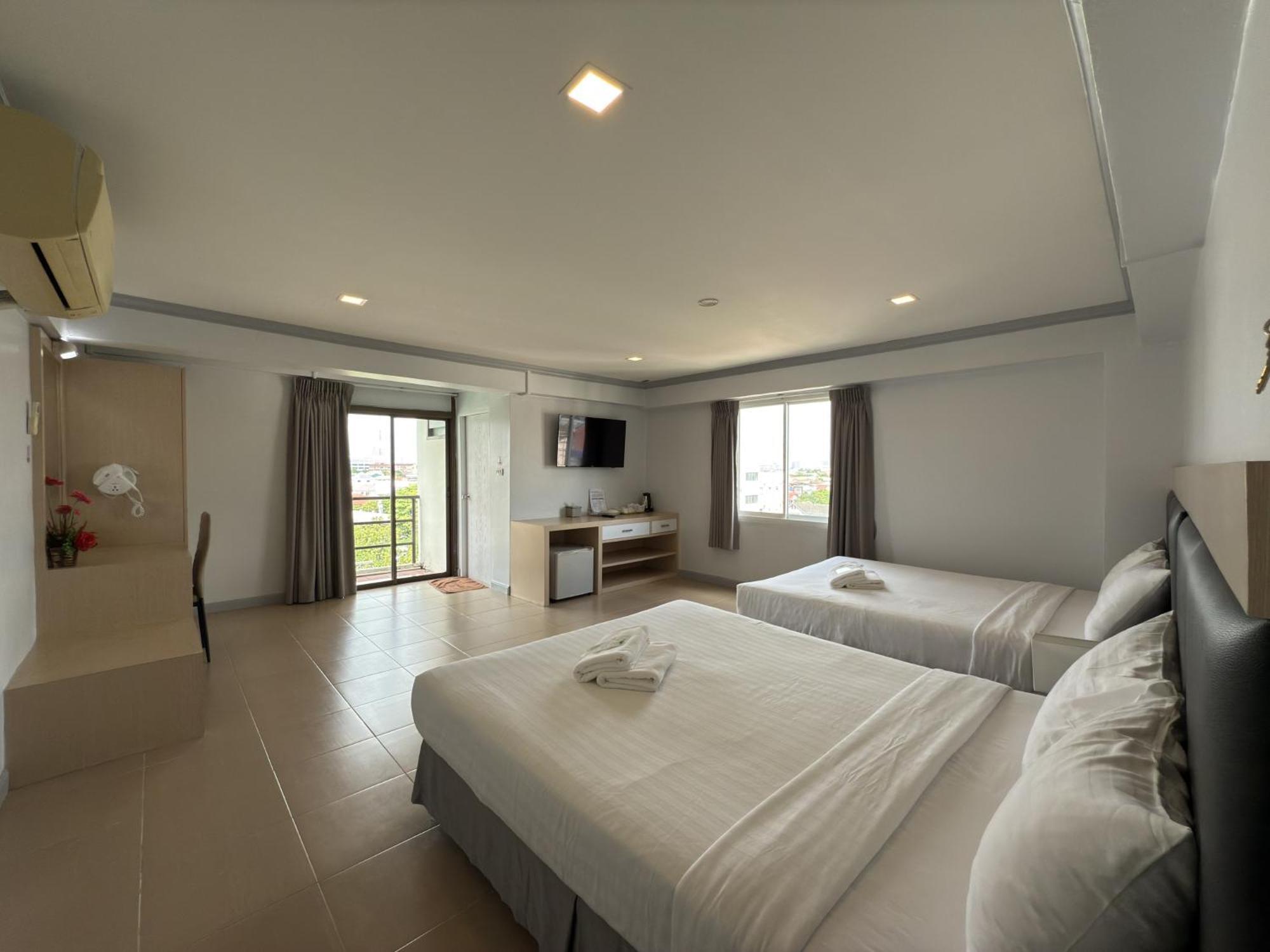 Regent Ngamwongwan Hotel Nonthaburi Exterior photo