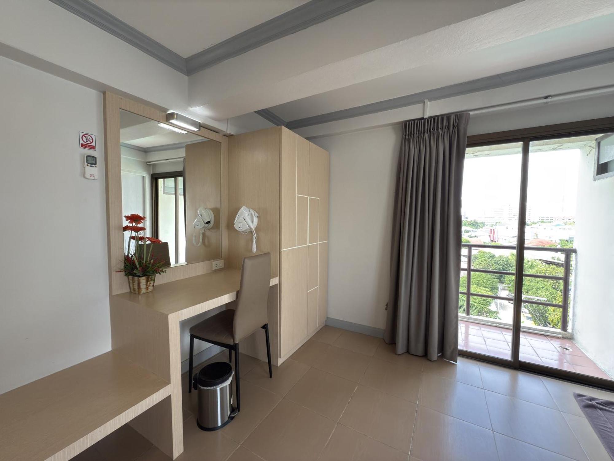 Regent Ngamwongwan Hotel Nonthaburi Exterior photo
